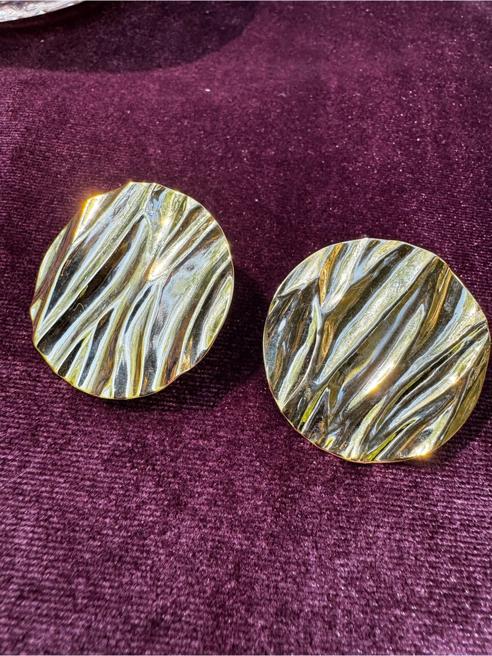 1980s vintage deadstock earrings gold tone